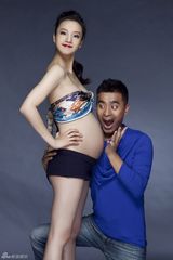 组图：章龄之丝巾裹胸半裸挺大肚 陈龙将当爸爸