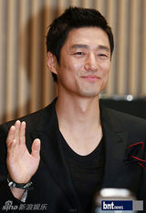 组图：池城金素妍等韩星亮相新剧《大风水》发布会