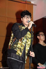 组图：Mr.组合代言吸金 演绎金曲助兴