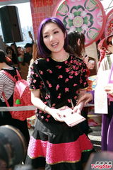 组图：杨千嬅亮相贺岁活动 桃花服饰优雅喜庆