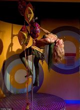 组图：布兰妮新蜡像揭幕 白皙逼真秀事业线