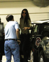 组图：阿汤嫂凯蒂-赫尔姆斯外出看医生素颜憔悴