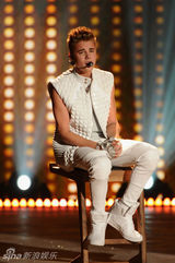 组图：比伯白衣献唱内衣秀 偷瞄超模小鹿乱撞