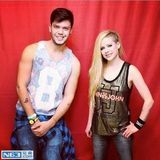 组图：艾薇儿被批粉丝合影不让碰 蕾哈娜随便摸