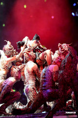 组图：容祖儿香港红馆开唱 与舞伴亲密不尴尬