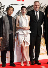 高清组图：鲁妮-玛拉性感白色露背礼服亮相东京