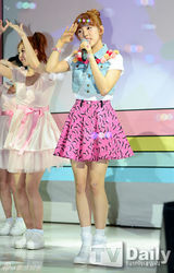 组图：白雅言发新辑MissA孟佳到场助阵