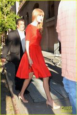 组图：泰勒-斯威夫特亮色礼服秀时尚 宣传新专辑