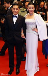 组图：《过界》戛纳首映 低胸刘嘉玲手挽梁朝伟