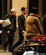 组图：梁朝伟夜晚外出酒店 西装革履不惧严寒