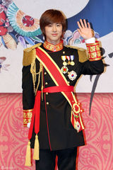 幻灯图：音乐剧《宫》发布会 郑允浩出席帅气亮相