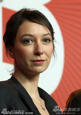 《我最好的敌人》发布会 女星斯特劳斯获乔治护花