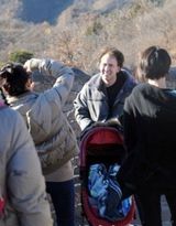 组图：尼古拉斯-凯奇携全家游长城 杨采妮变导游