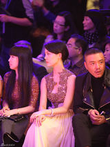 组图：刘芸车晓受邀时尚秀显精致优雅