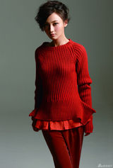 组图：姚笛火红毛衣新年装展现窈窕身姿