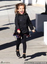 组图：阿尔芭老公携女儿亮相 小奥诺吐舌卖萌