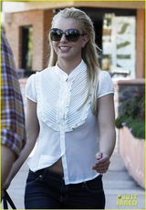 组图：布兰妮分手后变身少女 白衫牛仔容光焕发
