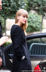 高清图：泰勒古典黑裙亮相巴黎回眸一笑