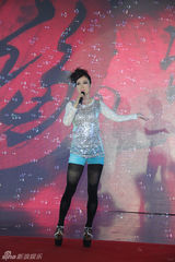 组图：芙蓉姐姐黑丝装嫩 小腿微凸自称相当性感