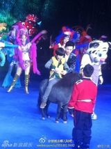 组图：电影《爸爸》曝花絮照 萌宝喂小动物有爱