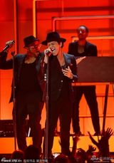 组图：火星哥布鲁诺携雷鬼之子马雷激情献唱