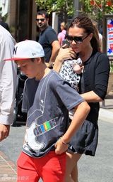 组图：贝克汉姆千金首曝光 小脸肉嘟嘟可爱至极