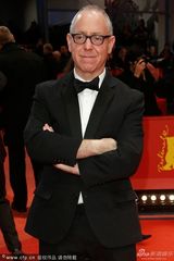 组图：评委团主席詹姆士-沙姆斯双手抱胸