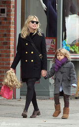 幻灯：希斯-莱杰前妻女儿纽约漫步其乐融融