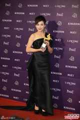组图：杨雁雁获最佳女配亲吻金马奖杯