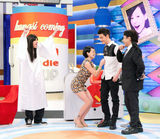 组图：冯绍峰《康熙来了》获小S投怀送抱