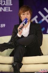 组图：刘若英白衬衫清新亮相 阿信优雅帅气