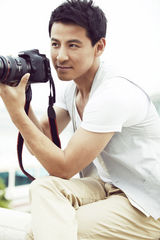 组图：钱泳辰写真化身摄影师展男性魅力