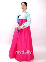 组图：姜韩娜T-ara前成员花英穿韩服拜年