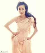 组图：李晟裸色百褶长裙写真端庄迷人