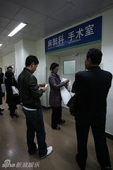 幻灯图：郭晓冬北京得子 新晋星爸“偷”看白羊宝贝