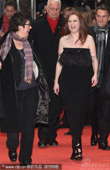 幻灯图：《孩子们没事》首映 朱丽安-摩尔黑裙性感