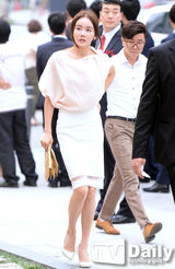 组图：WG先艺携夫贺朱雅敏大婚 宽衫遮孕肚