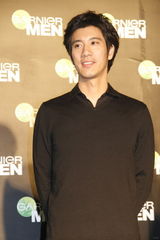 幻灯：王力宏上海出席代言活动 和粉丝分享护肤心得