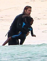 组图：茱莉沙滩黑长裙笑看小女熟睡 皮特陪养女浮潜