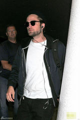 组图：罗伯特-帕丁森现身机场 黑超遮面无表情