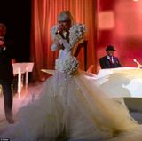 组图：LadyGaga天鹅白裙献唱白宫