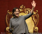 组图：玛丽昂亮相哈佛戏剧巡礼 被反串演员亲吻