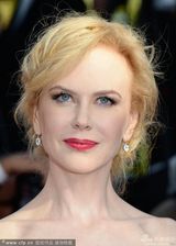 组图：评委妮可-基德曼深V白裙性感惊艳