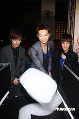 幻灯图集：林宥嘉年底忙不停 联手飞轮海宣告跨年 