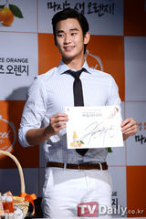 组图：金秀贤出席签名会大派阳光笑容