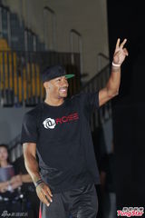 组图：NBA球星展球技 周柏豪带伤迎战