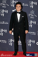 组图：李秉宪韩孝珠等亮相《光海》红毯秀