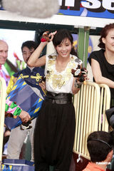 幻灯图：容祖儿阿sa助阵马会活动 新片将演女山贼