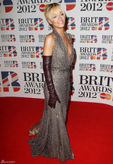 高清组图：蕾哈娜性感V领礼服亮相全英音乐奖