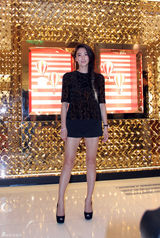 组图：张雨绮超短裤秀玉腿 麻花辫时尚青春